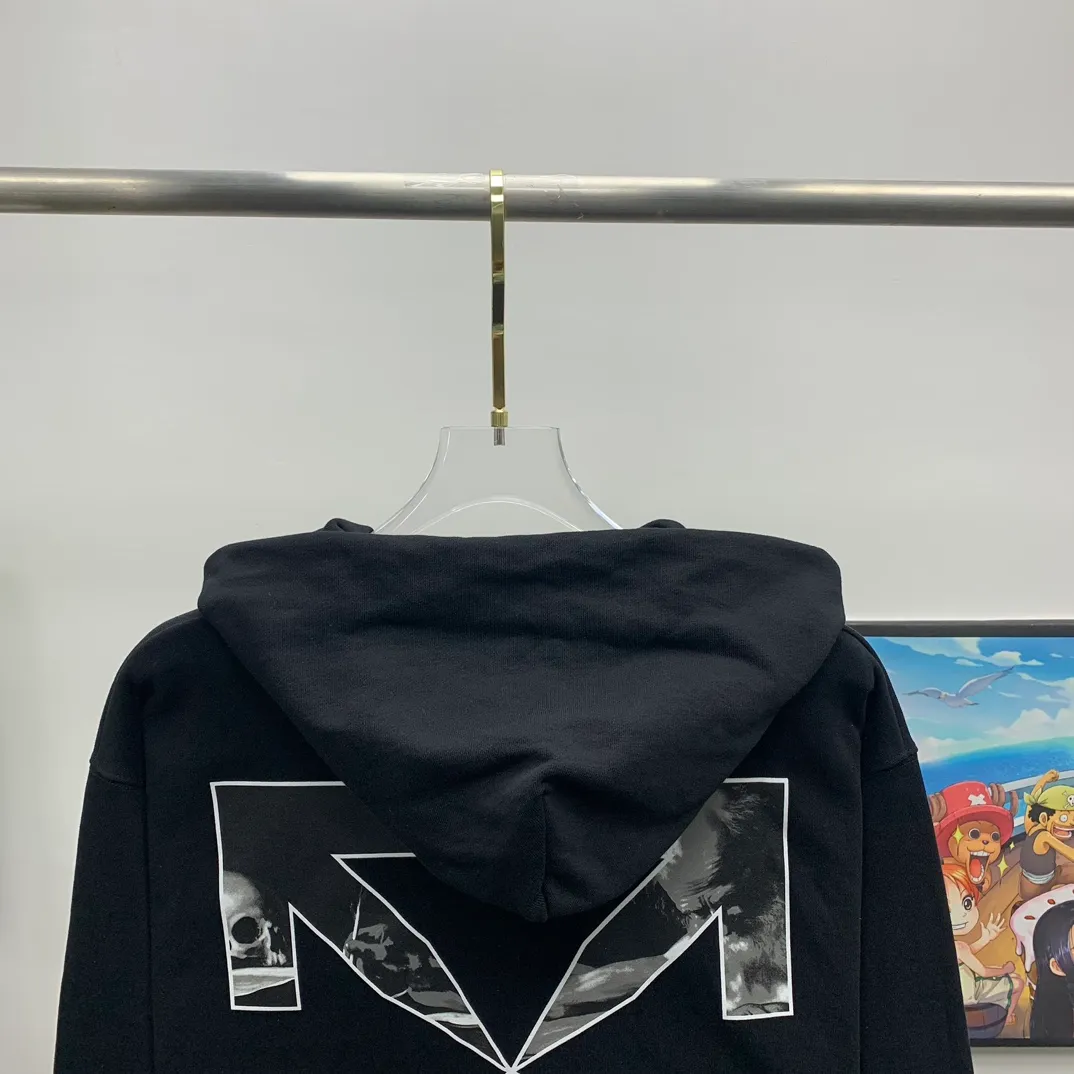 [New] Top tested version OFF-WHITE OW Caravaggio's classic religious male and female couple star's same style pure cotton hooded sweatshirt. This short-sleeved one is made of 460g double-ply double-yarn terry fabric. The front and back printing is with thermoset ink and digital direct injection technology, which is clear, delicate and perfectly restored. This black and white religion is not at the same level of difficulty as the 21 color religions. You should know that color graffiti can use multiple colors to present a three-dimensional sense of the picture, but the black and white version cannot. Because there are only black and white, only the transition between black and white can bring out the three-dimensionality of the picture, just like a sketch. In terms of color scanning, multiple manual adjustments are required, and the direct inkjet head also needs to be debugged. If these delicate tasks are not done, it is impossible to restore the essence of ZP. Only when the color transition is smooth can you make a good print. Coupled with the original fabric + a new custom-woven collar label, it can be called the top version. Size: XS-L Color; Black P:390
